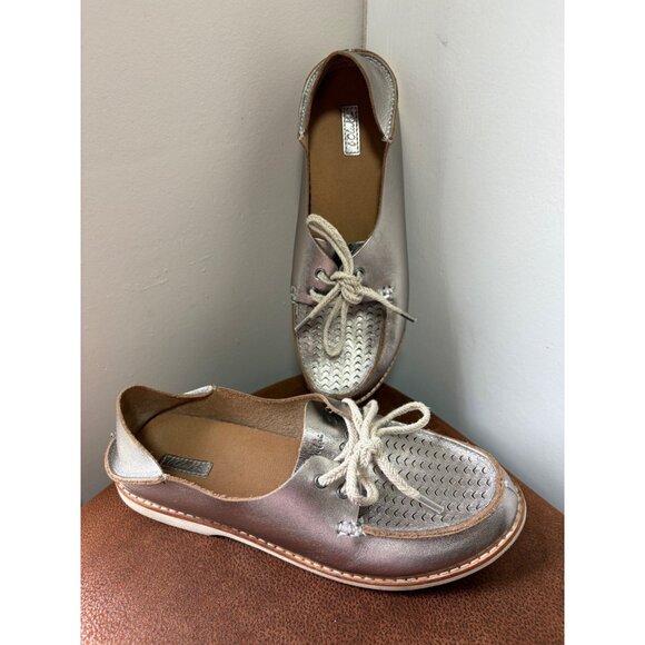 OLUKAI MOKU PERF LEATHER LOAFER SILVER FLATS SLIP ON SHOES LACE UP SIZE 8 - Picture 1 of 9